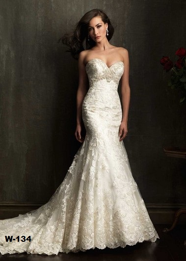 Sweet heart neckline. diving back V . trumpet mermaid wedding dress perfectly fit the body . Traine